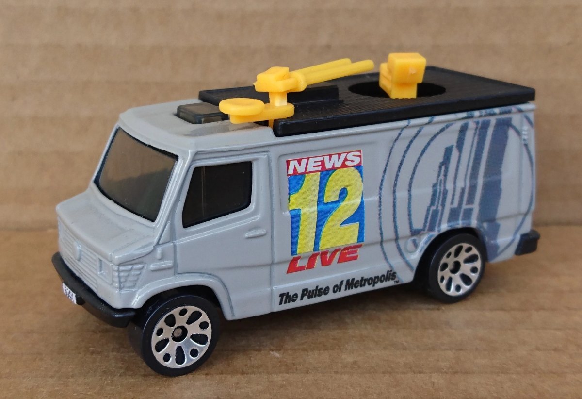 2006 TV News Truck: No package: Image 2