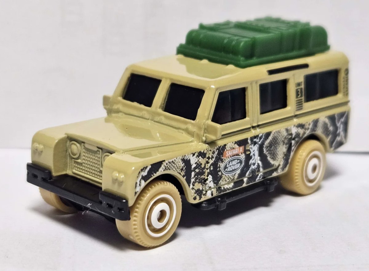 2025 1966 Land Rover Gen II Safari Green: No package: Image 2