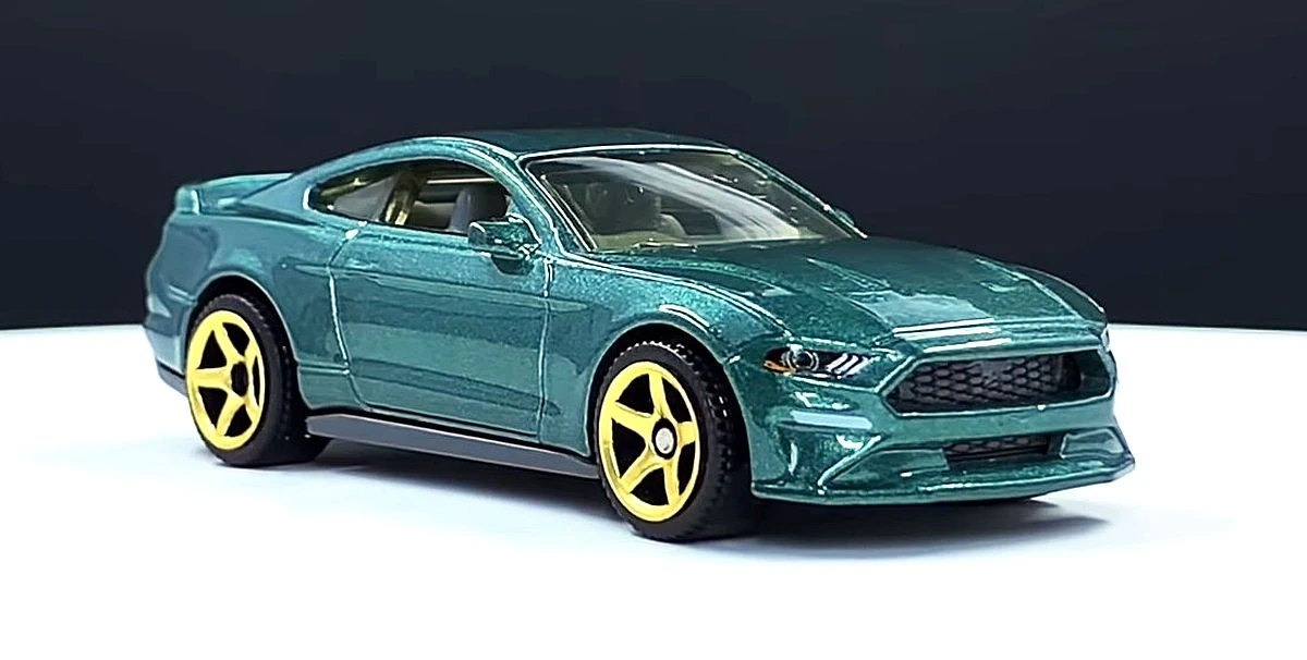 2020 19 Ford Mustang Coupe Green: No package: Image 2