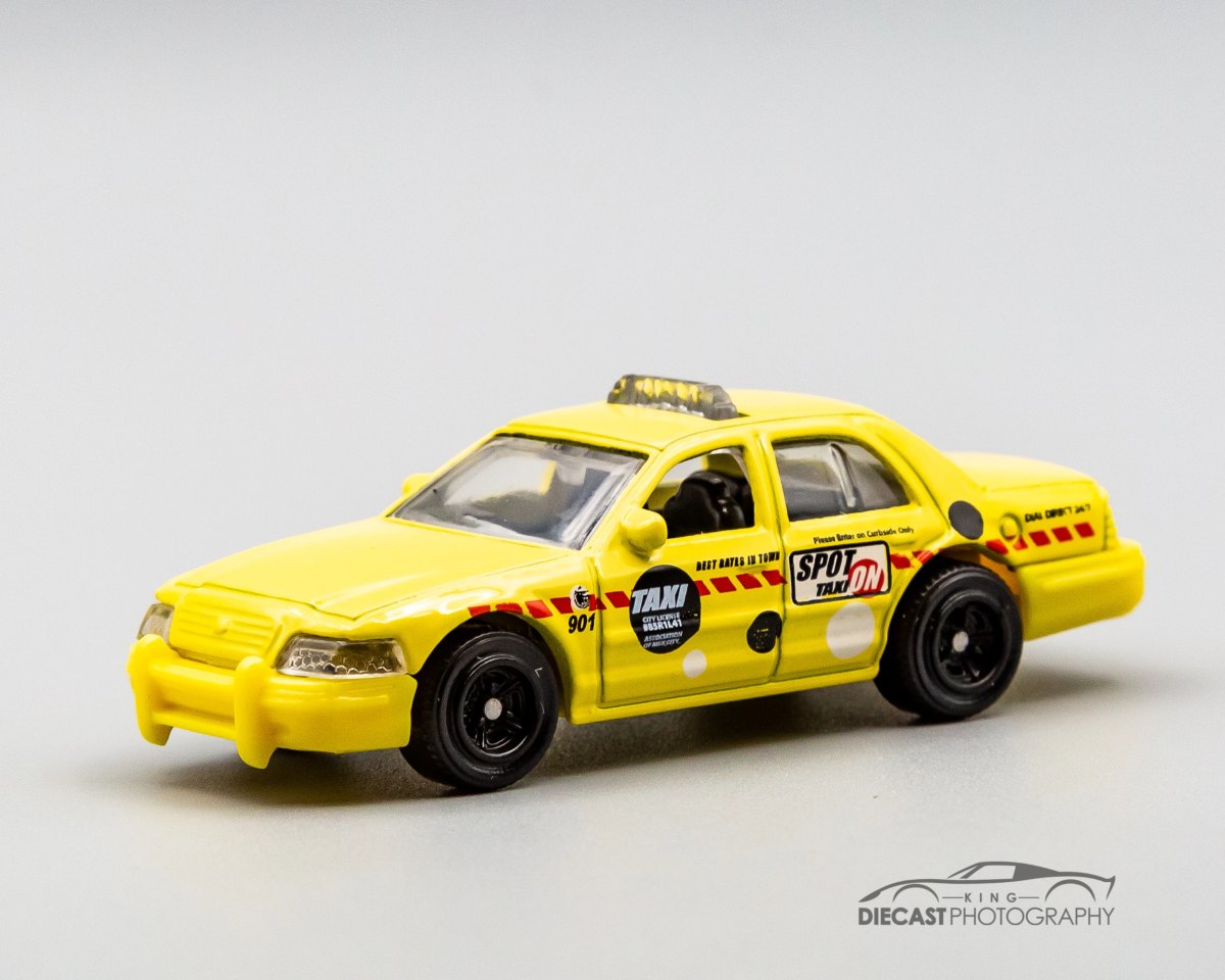 2020 2006 Ford Crown Victoria Yellow: No package: Image 2