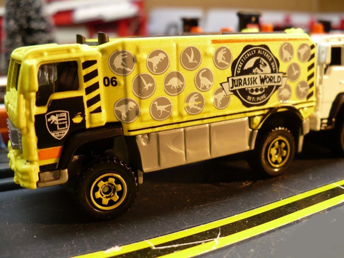 Hot Wheels Desert Thunder V16