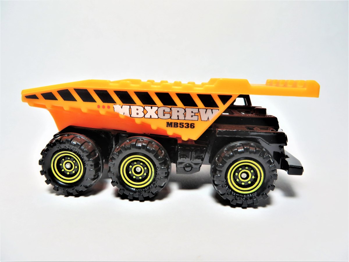2014 3 Axle Dump Truck Black: No package: Image 2