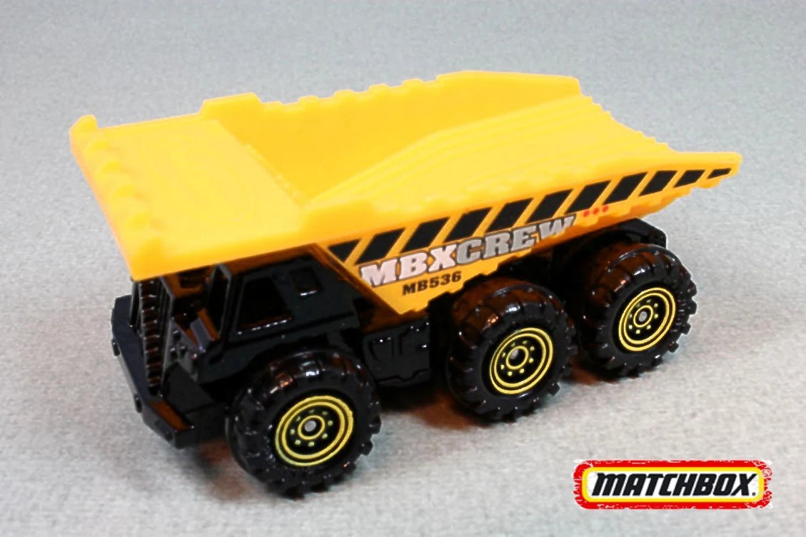 2013 3-Axle Dump Truck: No package: Image 2