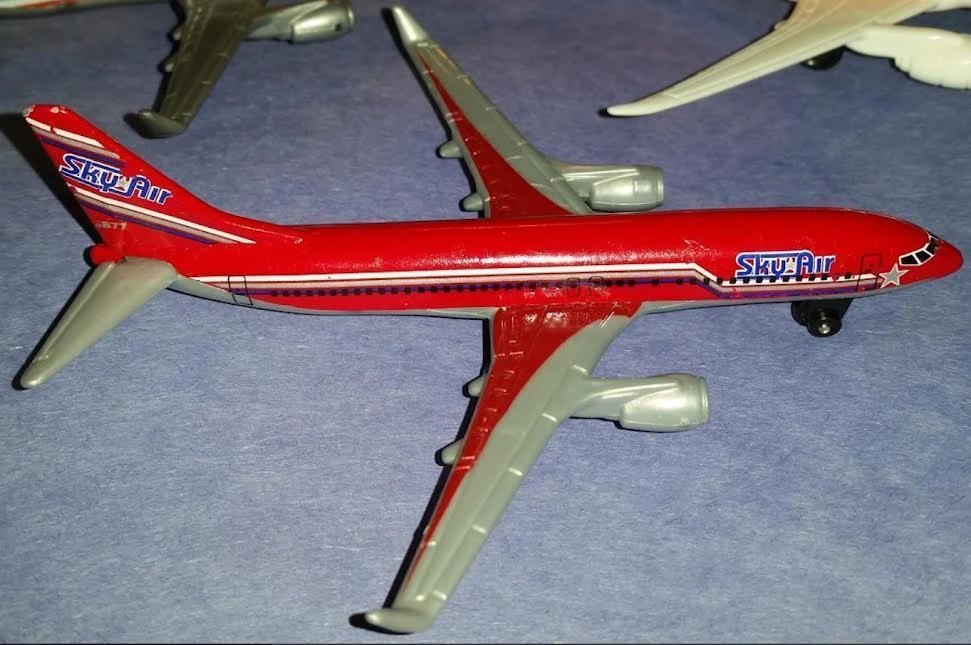 2010 Boeing 737-800 Red: No package: Image 2