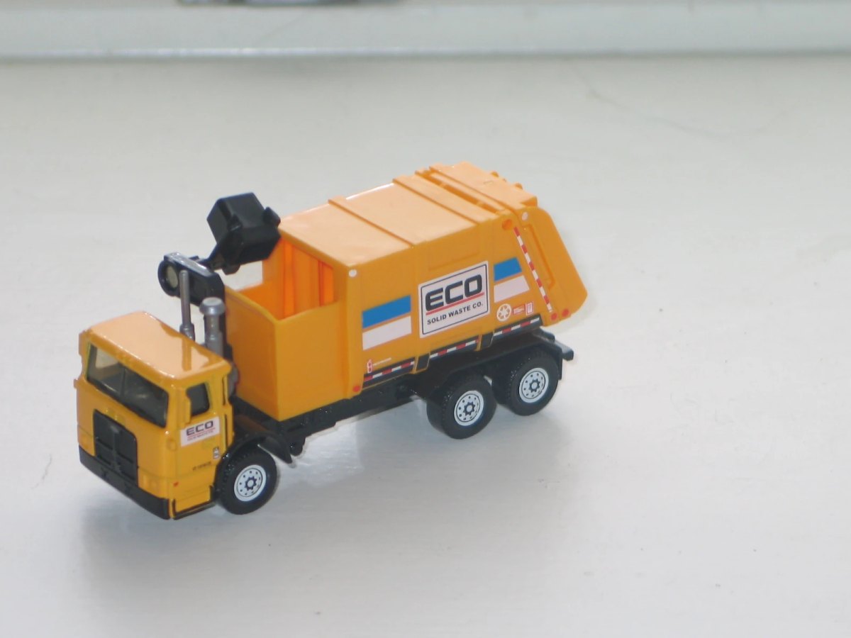 Hot Wheels 2009 Autocar ACX Garbage Truck
