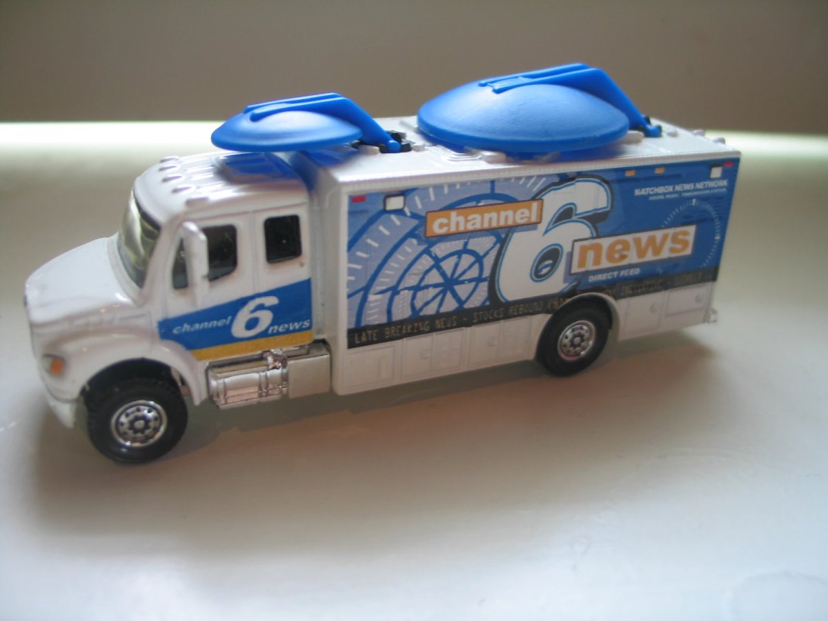 Hot Wheels Freightliner M2 106 Satellite Truck