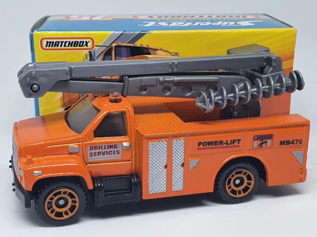 2006 GMC Bucket Truck Orange: No package: Image 2