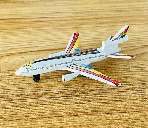 2005 DC-10 White: No package: Image 2