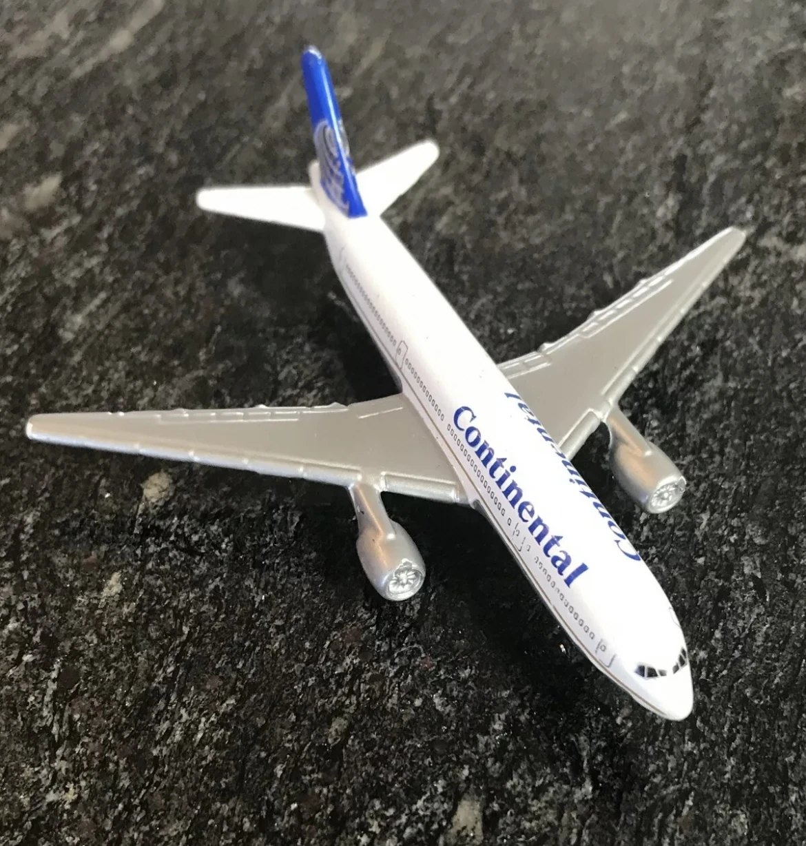2005 Boeing 777-200 White: No package: Image 2