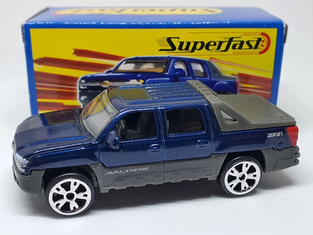 2004 Chevrolet Avalanche Blue: No package: Image 2