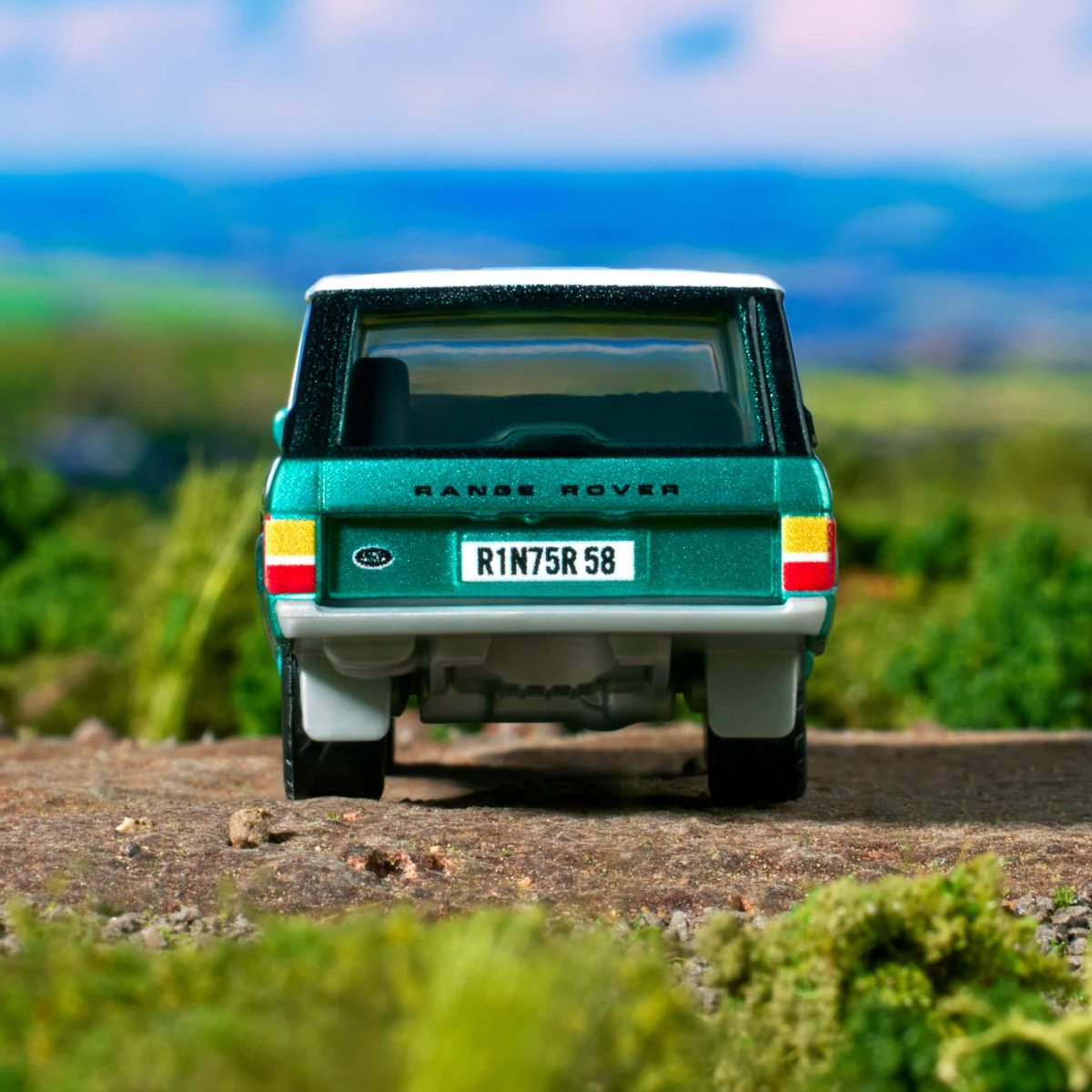 2025 1975 Range Rover Green: Image 9