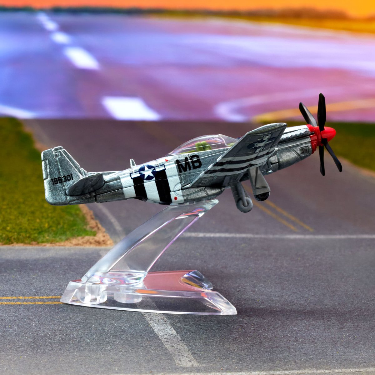 2025 North American P-51 Mustang Silver: Image 4