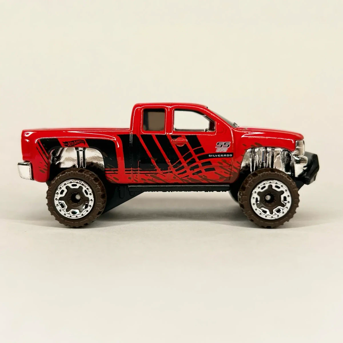 2026 Chevy Silverado Off Road Red: No Package: Image 2