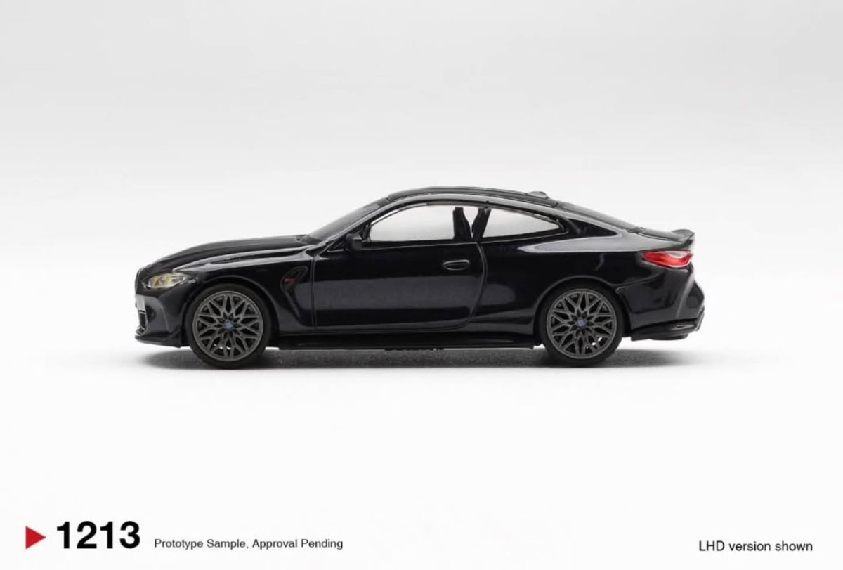2026 BMW M4 CS Black: Image 2