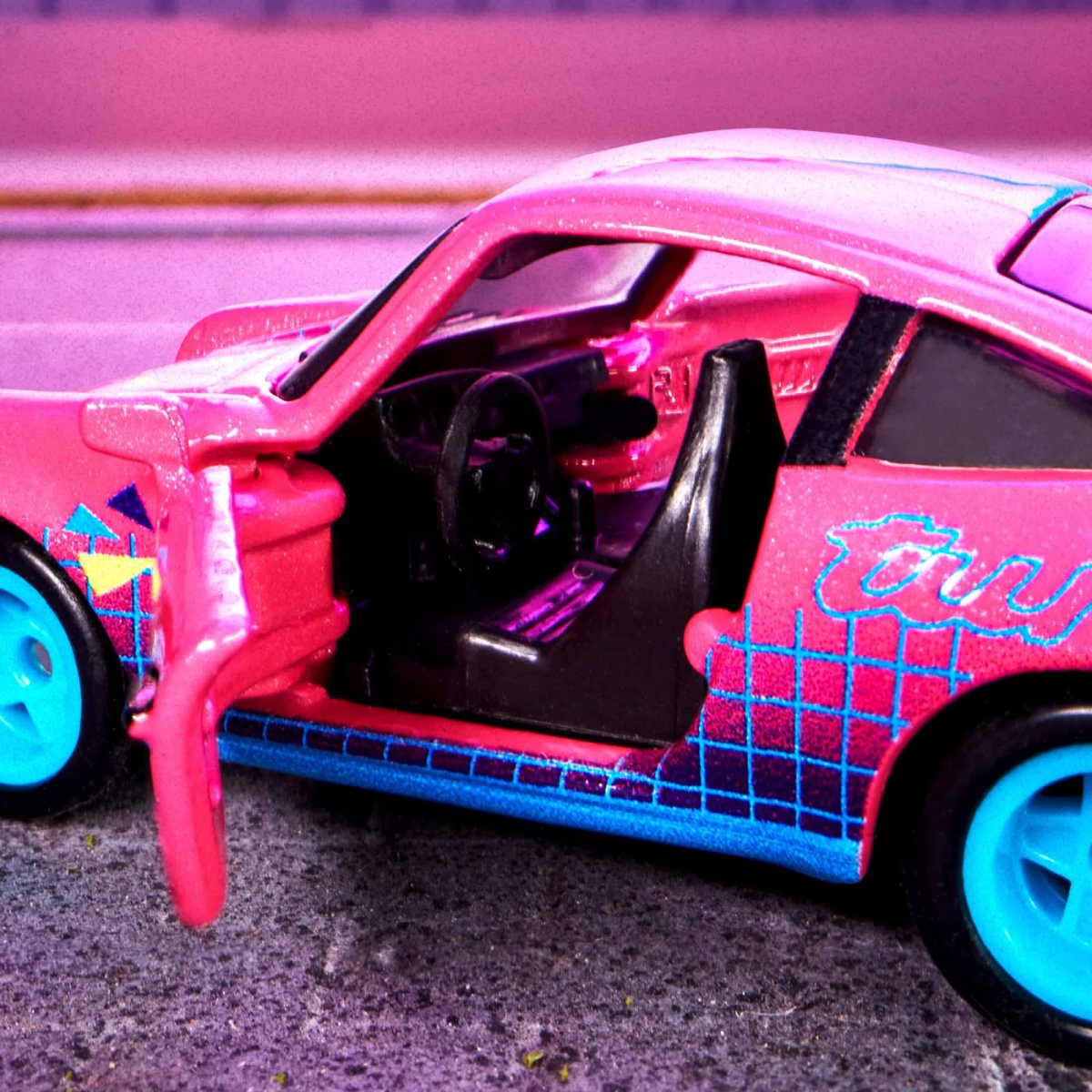 2023 80 Porsche 911 Turbo Pink: Image 5
