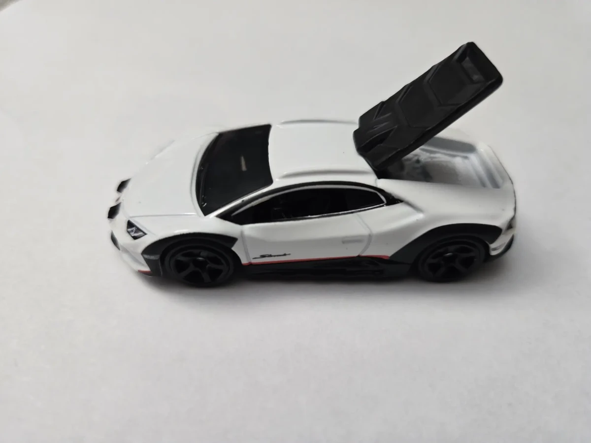 2026 Lamborghini Huracan Sterrato White: No Package: Image 2