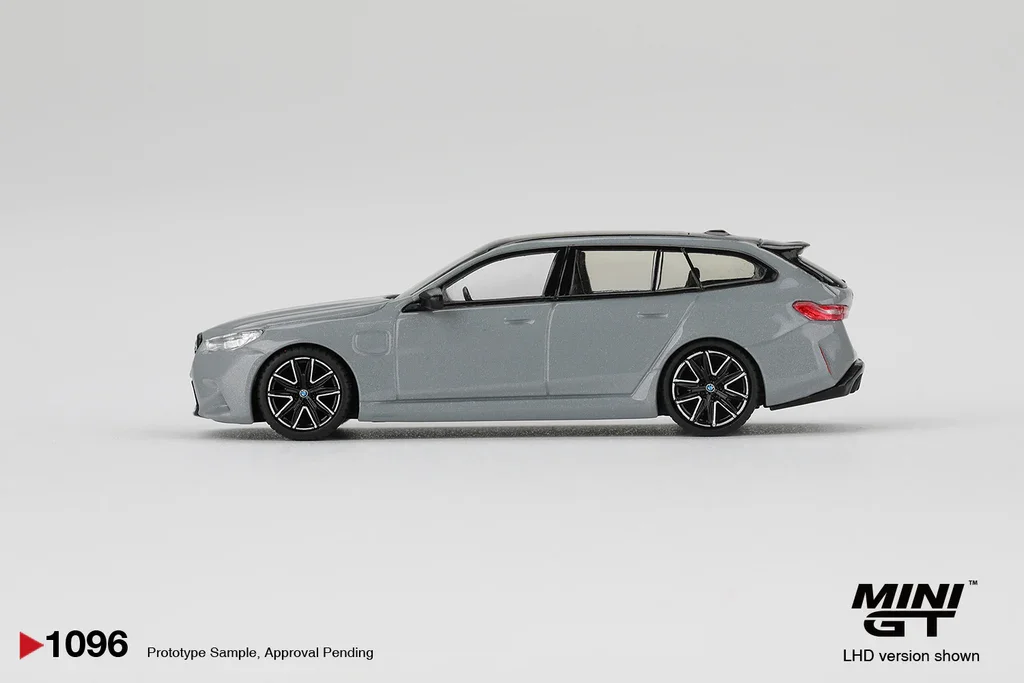 2025 BMW M5 Touring Grey: Image 3
