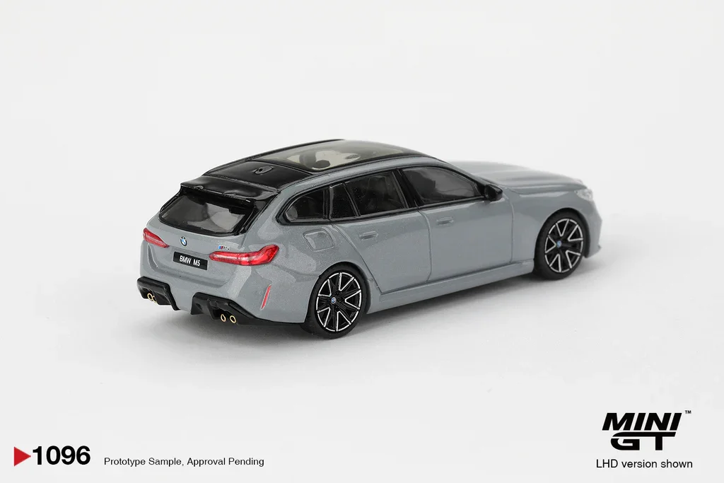 2025 BMW M5 Touring Grey: Image 2