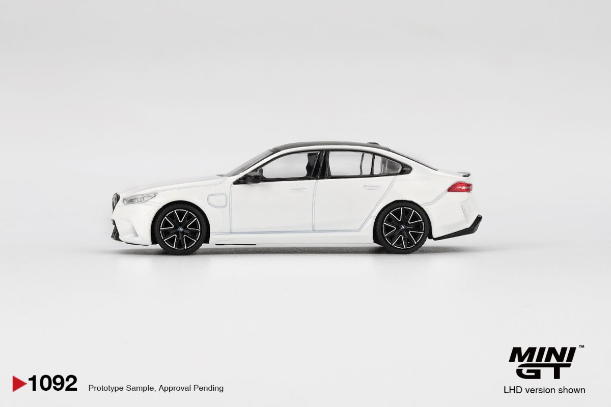 2025 BMW M5 (G90) White: Image 2