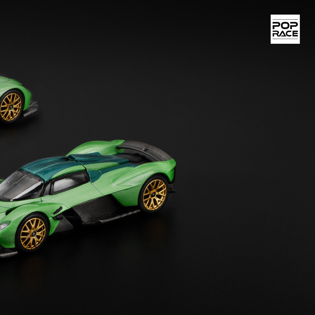 2025 Aston Martin Valkyrie Green: No package: Image 4