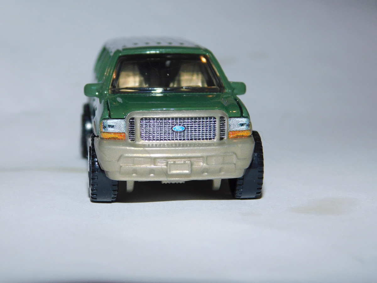 2026 2004 Ford Excursion Green: No Package: Image 2