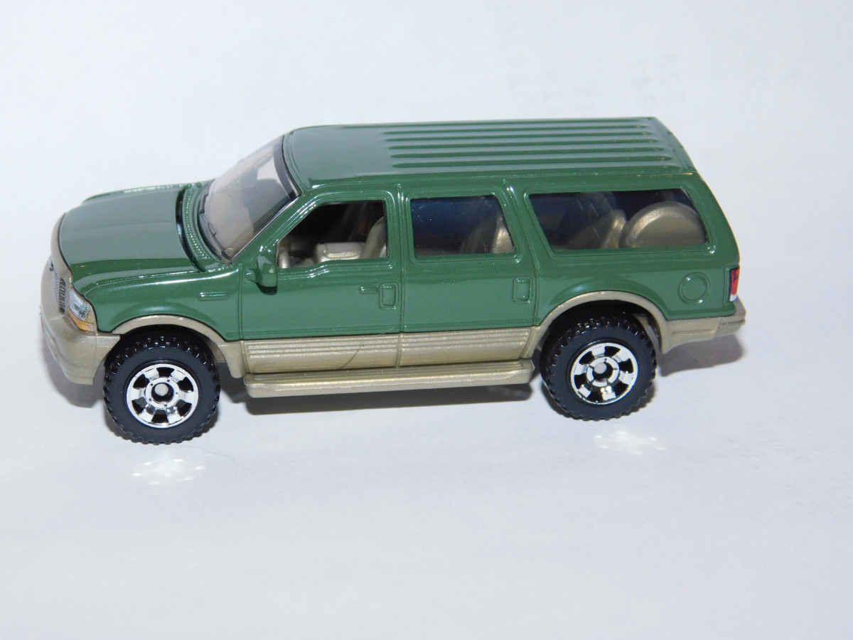 2026 2004 Ford Excursion Green: No Package: Image 3