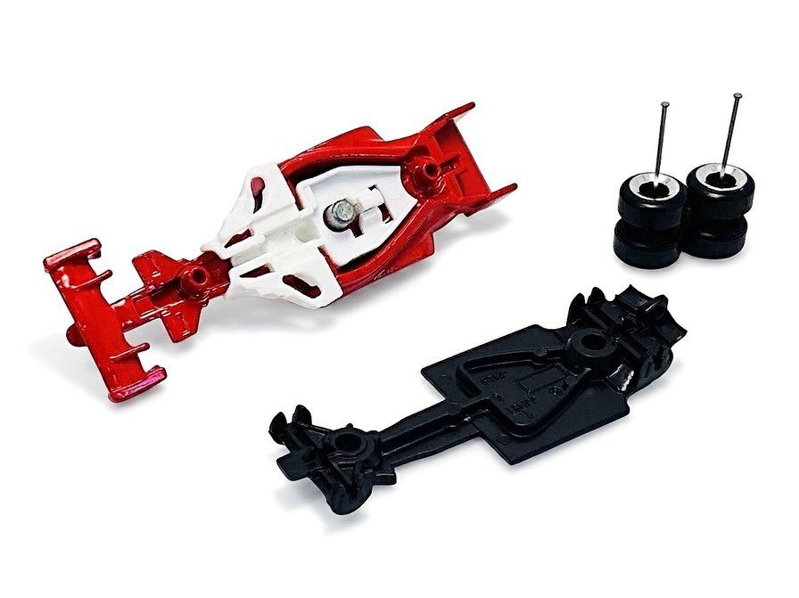 2026 Ferrari F2004 Red: Image 4