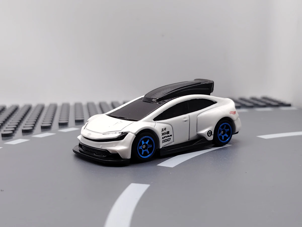 2026 Toyota Prius Custom White: No Package: Image 3