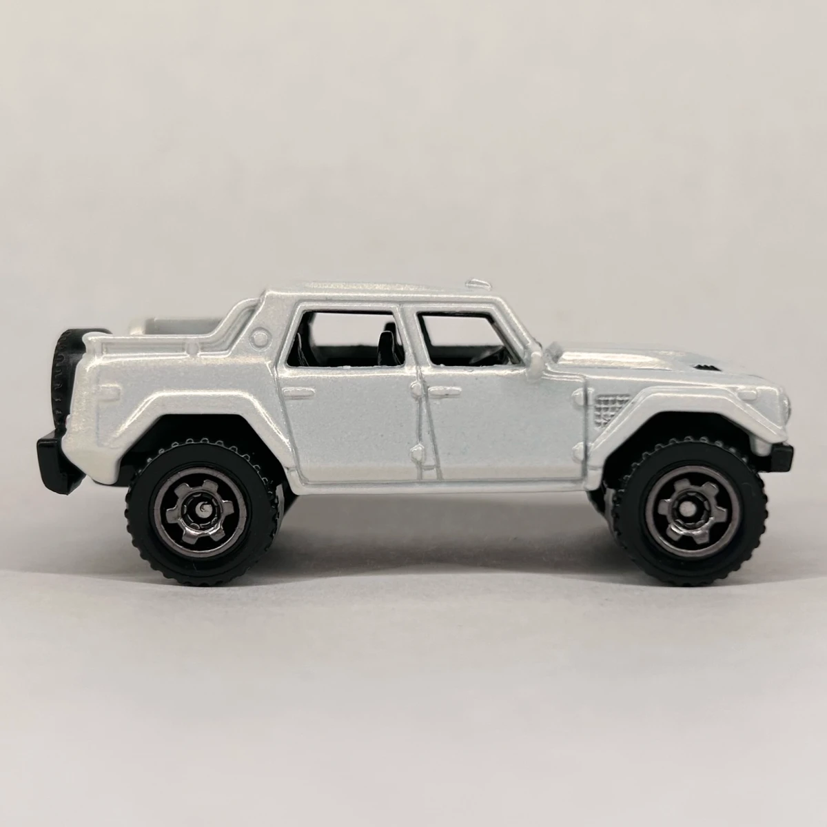 2026 Lamborghini LM002 White: No Package: Image 4