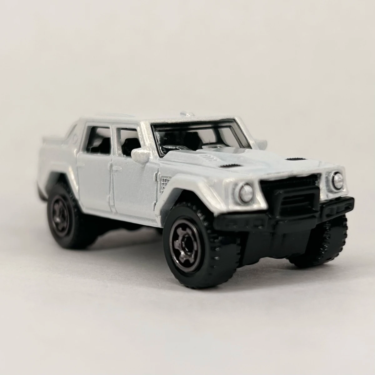 2026 Lamborghini LM002 White: No Package: Image 5