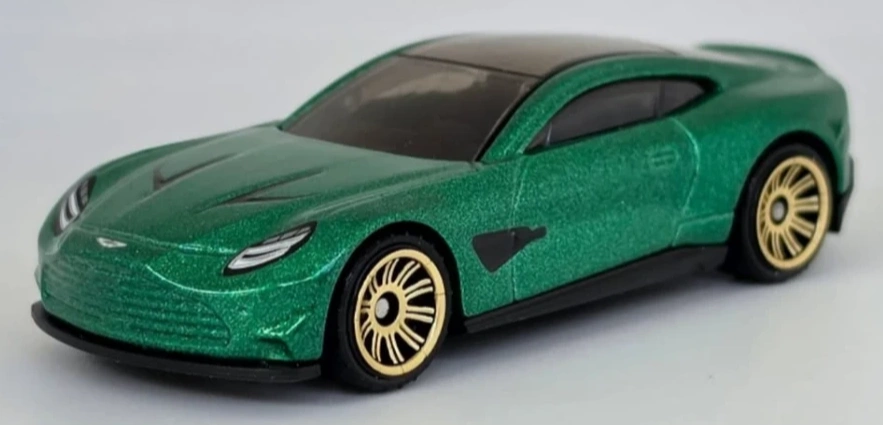 2026 2025 Aston Martin Vanquish Green: No Package: Image 4