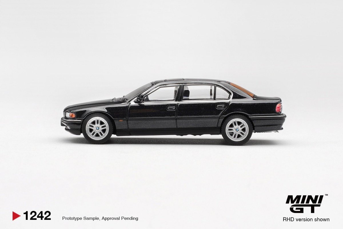 2026 BMW 750iL Black: Image 2