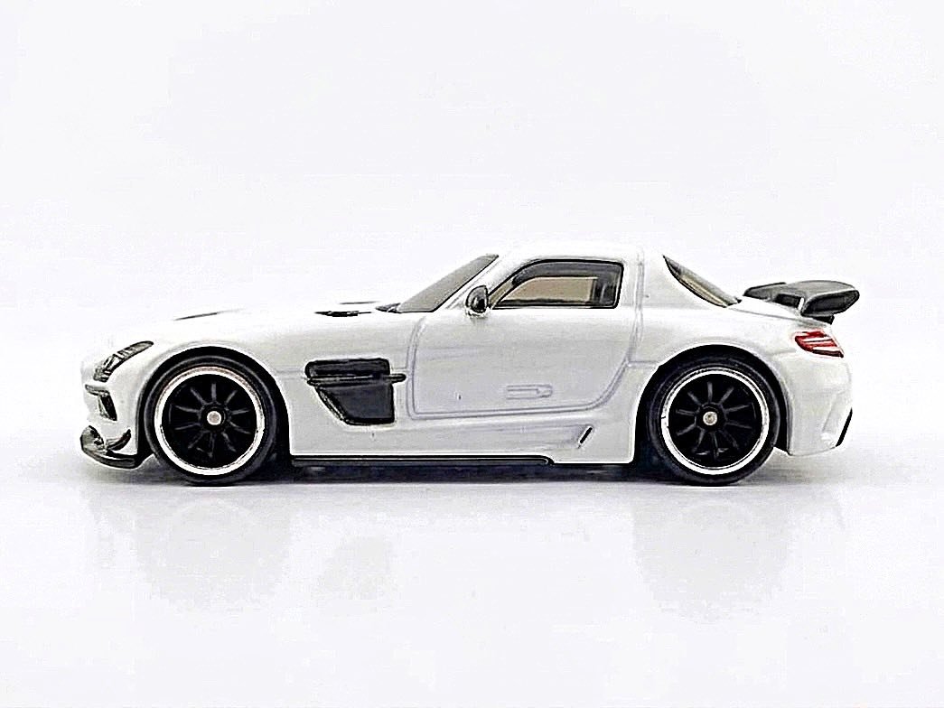 2026 Mercedes-Benz SLS AMG Coupé Black Series White: Image 3