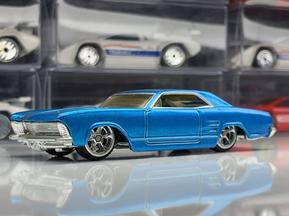 2004 Buick Riviera Blue: Image 2