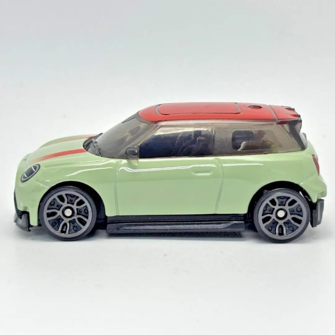 2026 Mini JCW Electric Green: Image 3
