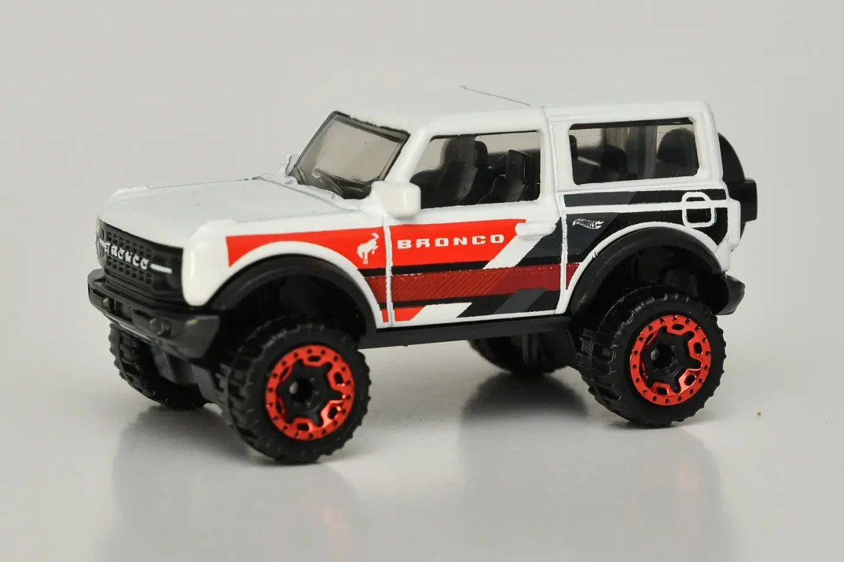 2026 21 Ford Bronco White: No Package: Image 7