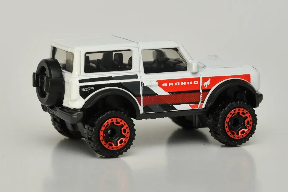 2026 21 Ford Bronco White: No Package: Image 8