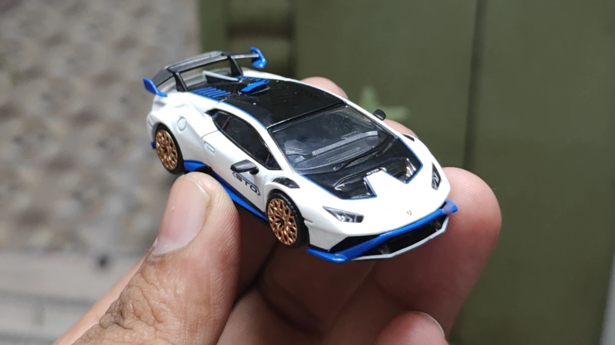 2025 Lamborghini Huracan STO: No Package: Image 2