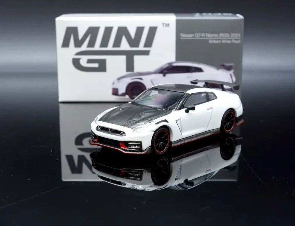 2025 Nissan GT-R Nismo 2024 Brilliant White Pearl: Box: Image 2