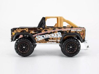 2020 International LoneStar & Box Trailer & 1972 Ford Bronco 4x4 Red: Image 2