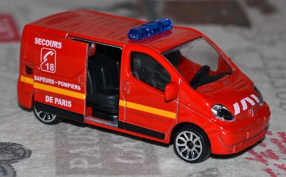 2024 Renault Trafic Red: No package: Image 2
