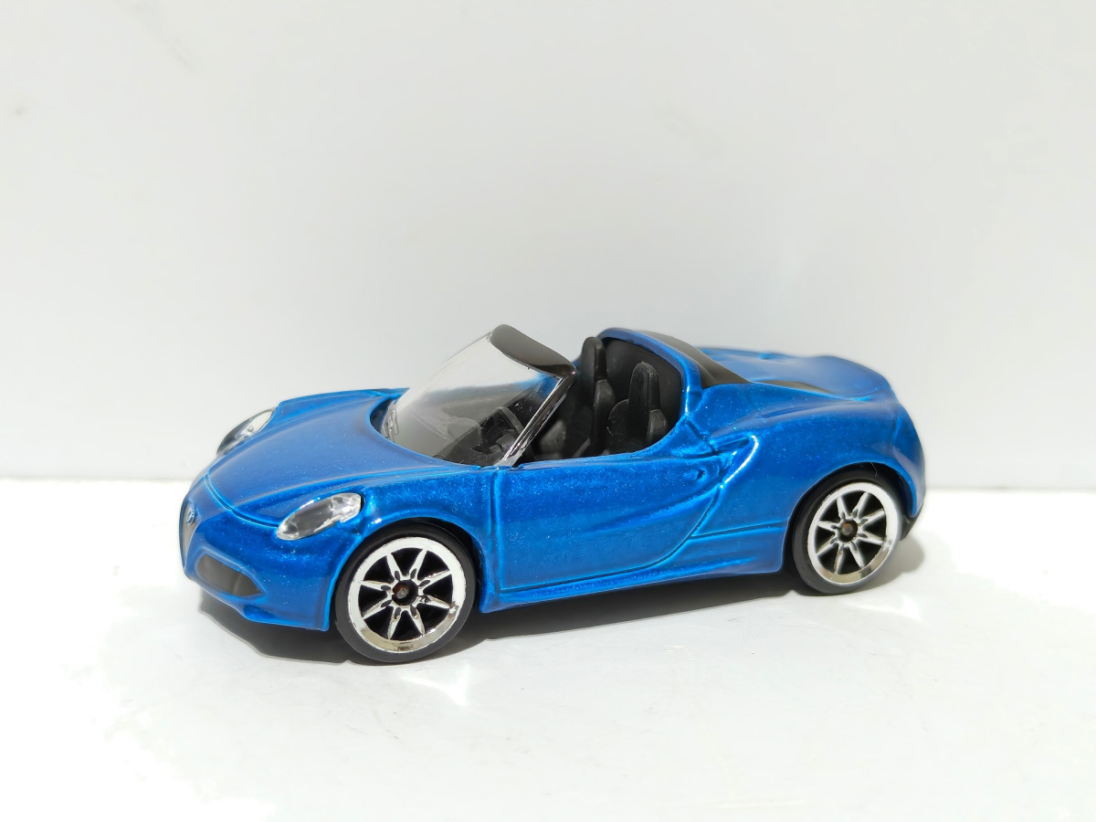 2022 Alfa Romeo 4C Spider Blue: No Package: Image 2