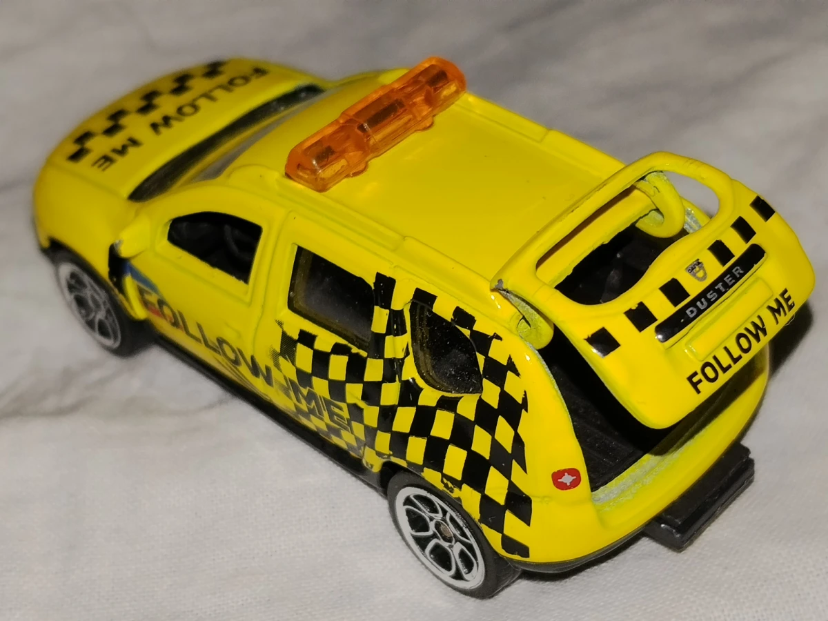 2021 Dacia Duster Yellow: No Package: Image 2