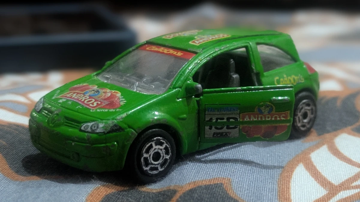 2010 Renault Megane II Green: No Package: Image 2