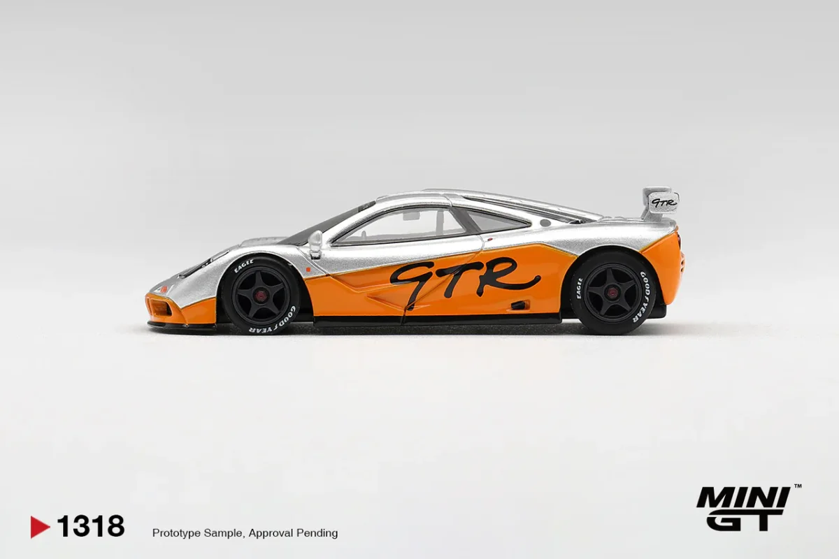 2026 McLaren F1 GTR 1995 Presentation Silver: Image 2