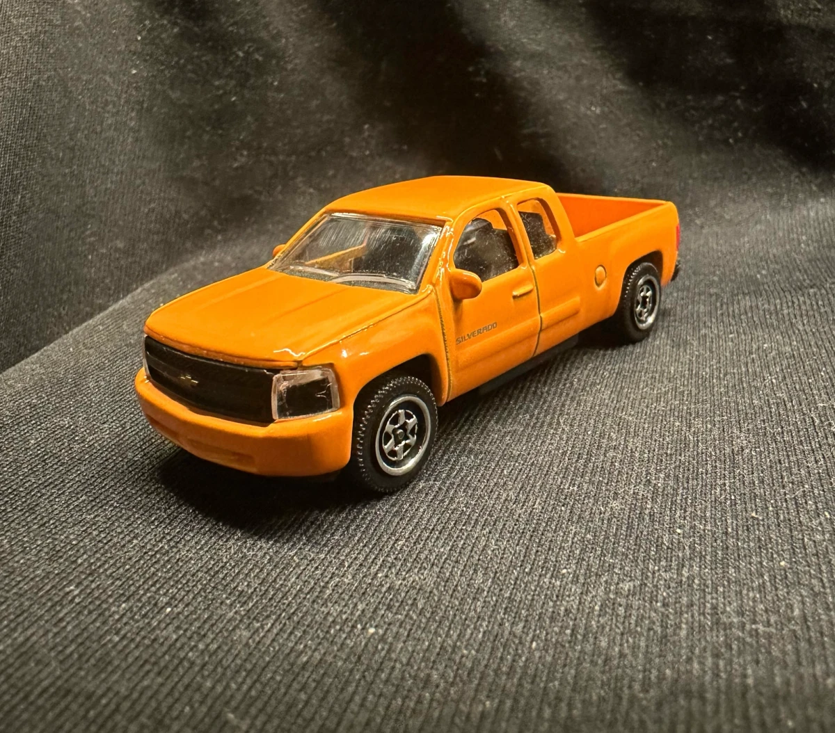 2025 Chevrolet Silverado Orange: Image 2