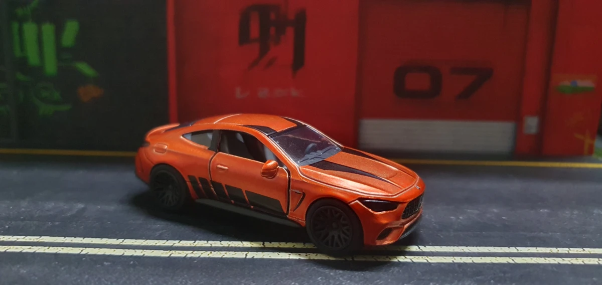 2026 Mercedes-AMG CLE 53 Orange: Image 2