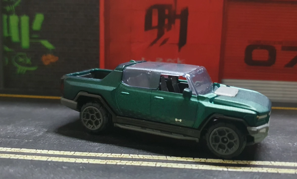 2025 GMC Hummer EV Green: Image 2