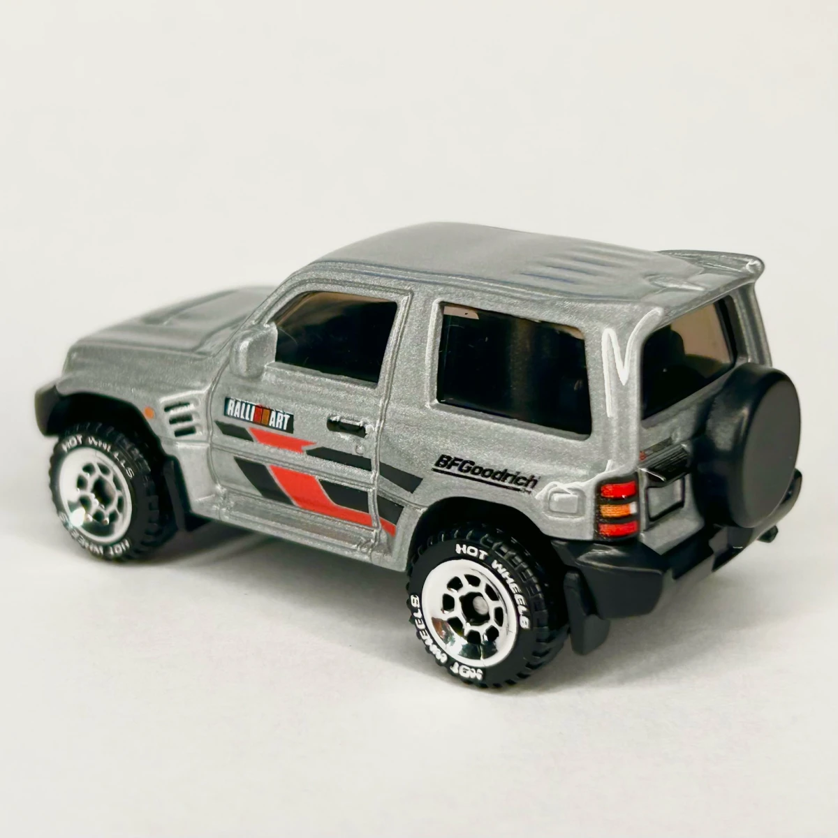 2026 Mitsubishi Pajero Evolution Silver: Image 2