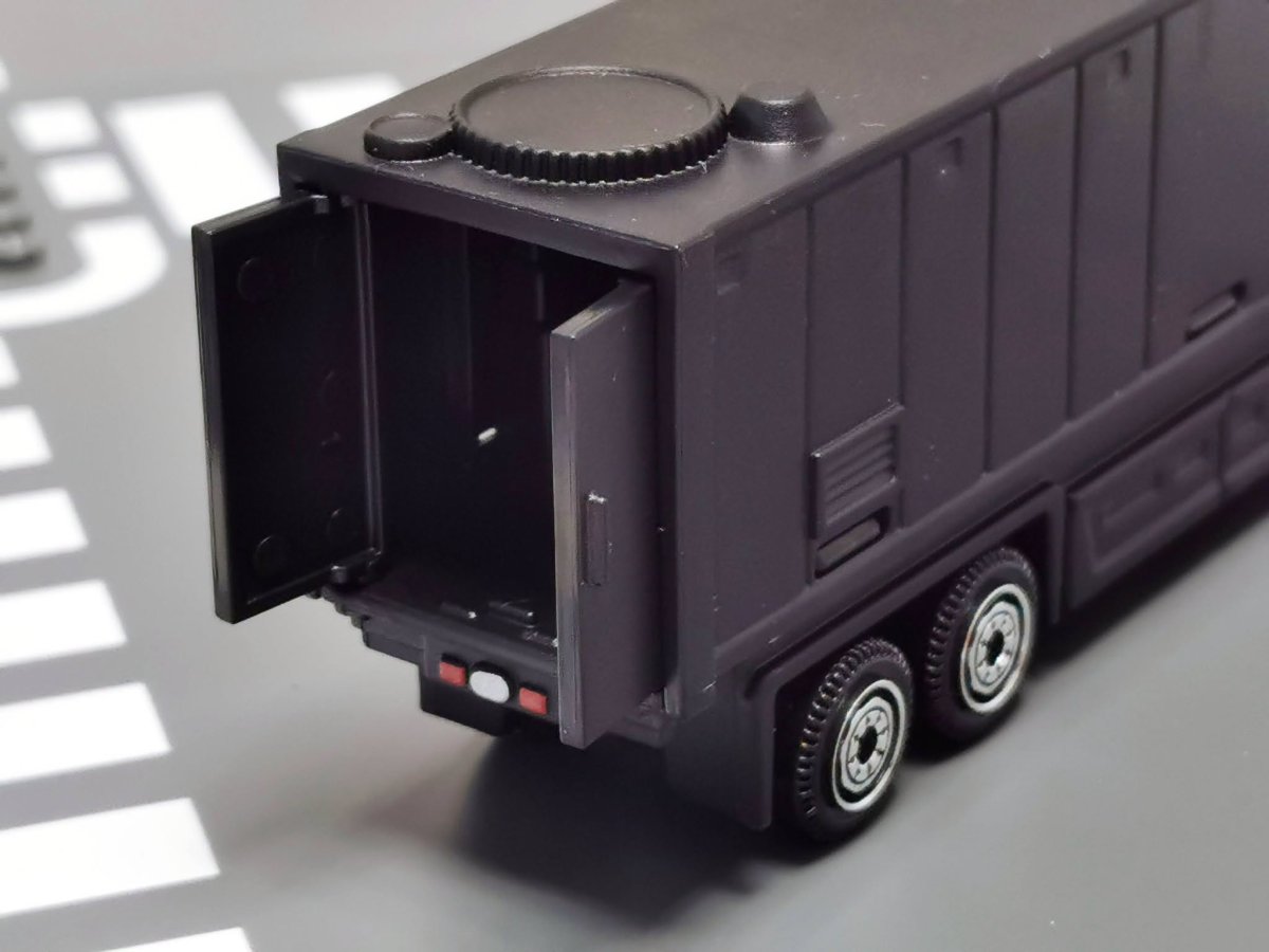 2026 Mercedes-Benz Actros Black: Image 7